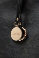 Cartera tote con dijes metálicos negro