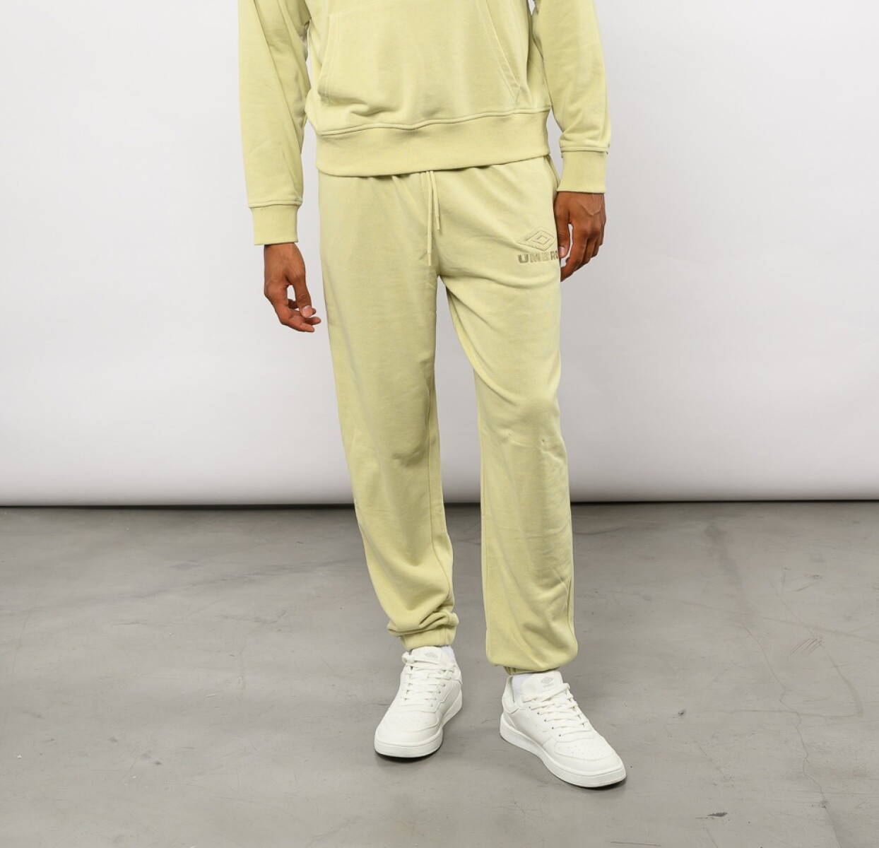 PANTALÓN JOGGER ICONIC Umbro Hombre - 00b 