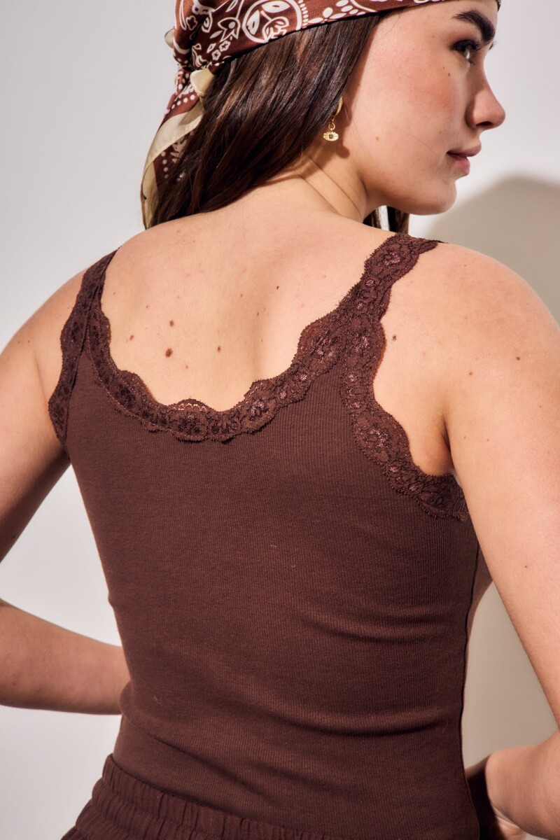Musculosa Con Encaje Chocolate
