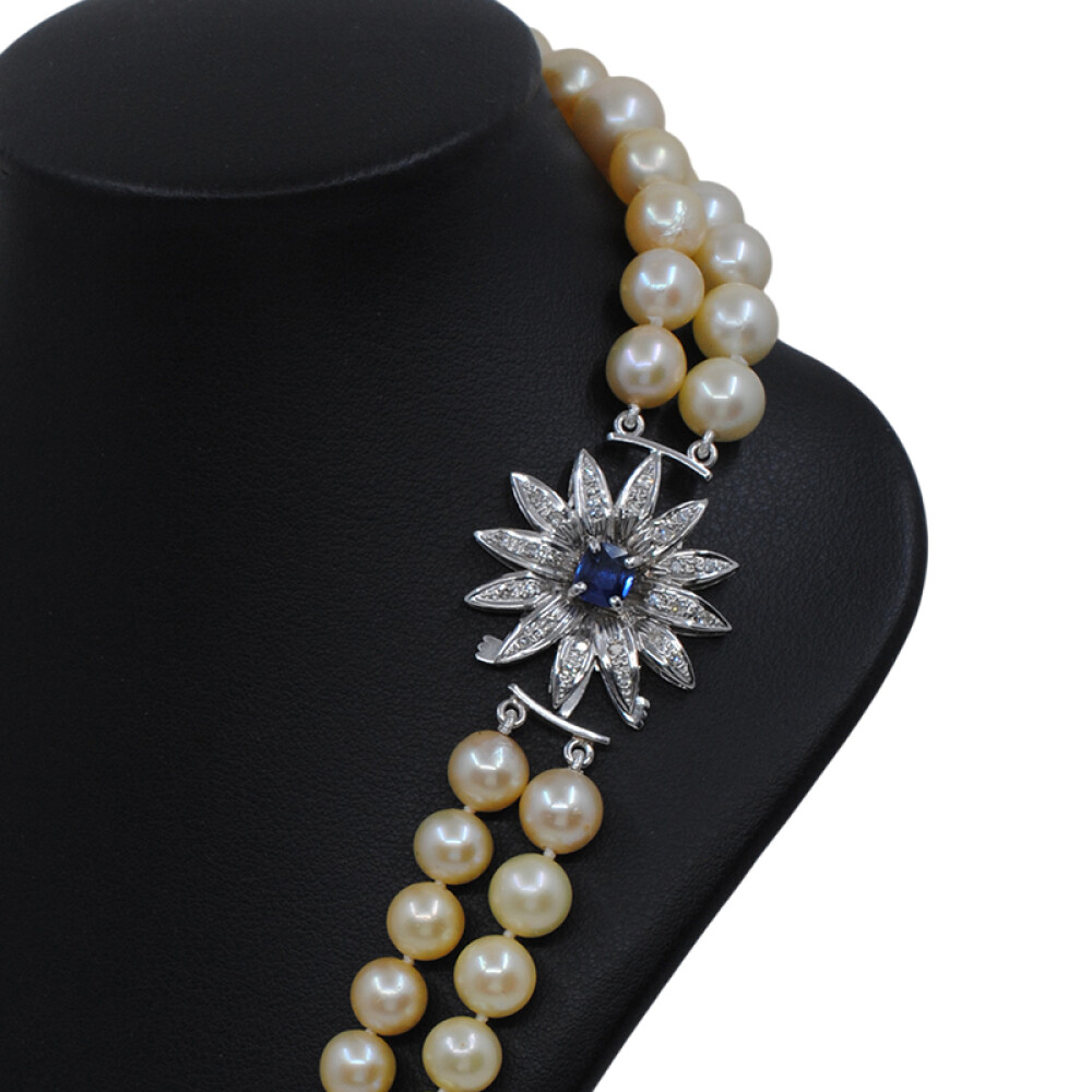 Collar de perlas mayor a menor con broche en oro 18k blanco, zafiro azul y brillantes Collar de perlas mayor a menor con broche en oro 18k blanco, zafiro azul y brillantes