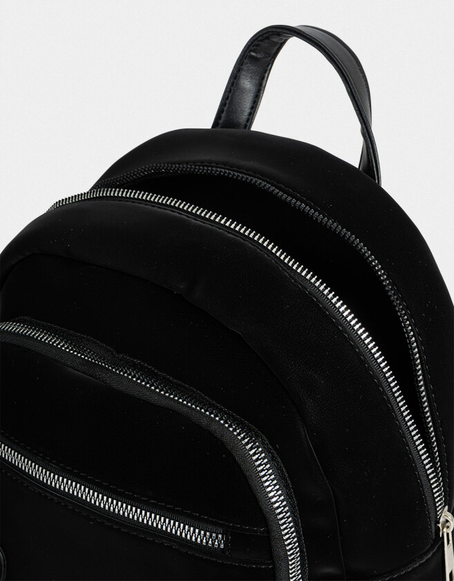 Mochilas Urbanas Mochila De Cuerina Con Charm - Negro