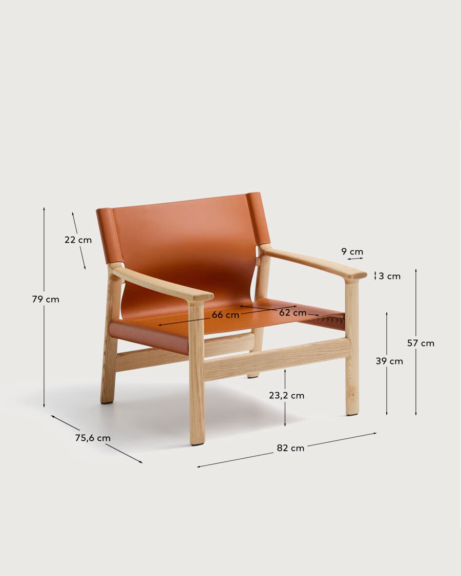 Butaca Jan de fibras de cuero reciclado marrón claro y madera maciza de fresno con acabado tono natural FSC 100%