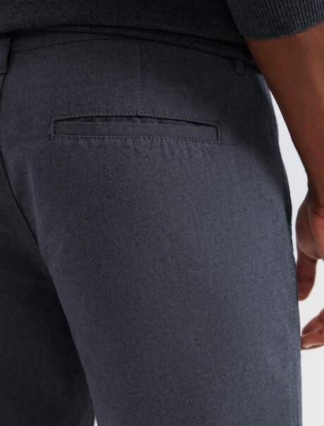 BERMUDA BÁSICA MODELO CHINO GRIS OSCURO