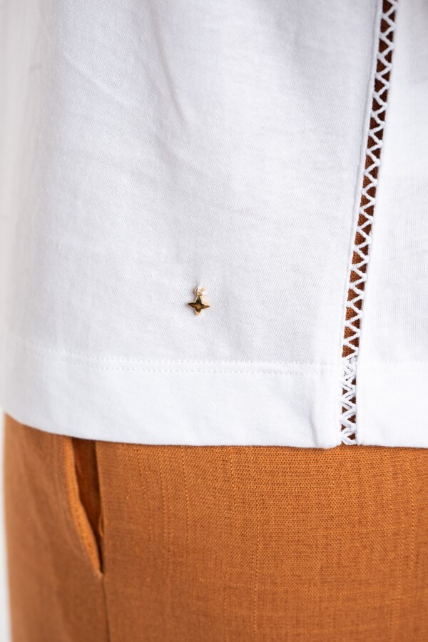 Remera Escote V Puntilla Blanco