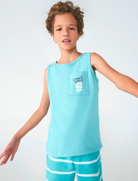 MUSCULOSA DE NIÑO ESTAMPADA CON BOLSILLO CELESTE