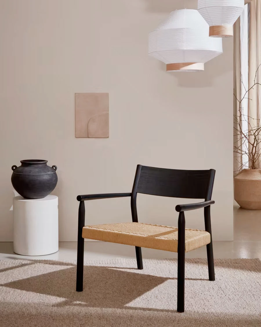 Butaca Yalia de madera maciza roble FSC 100% acabado negro y asiento de cuerda de papel