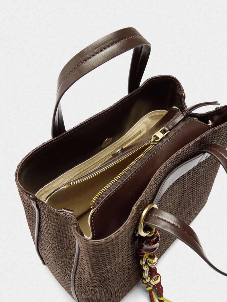 Bolso Tote De Efecto Rafia Con Colgante marron
