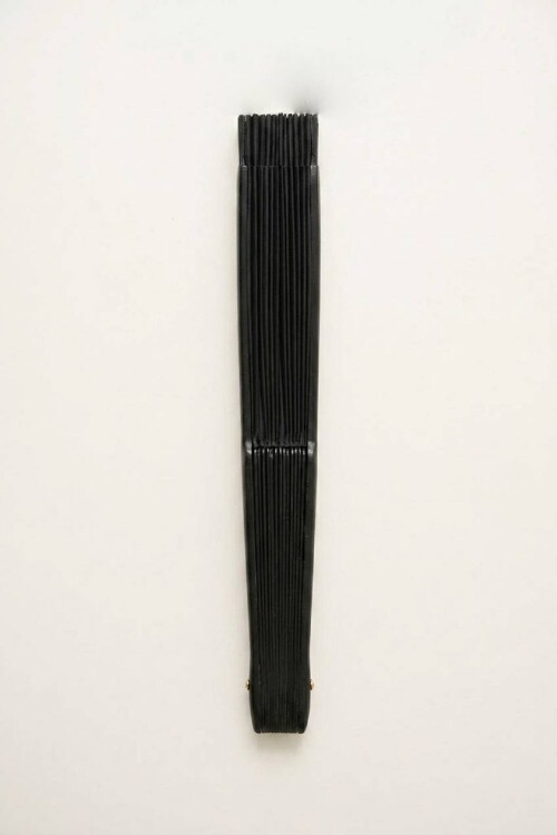 Abanico de madera negro