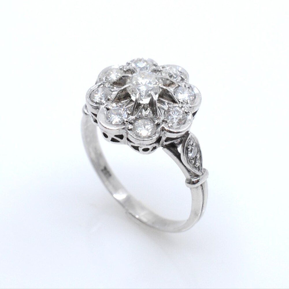 Anillo antiguo en oro 18k blanco y brillantes Anillo antiguo en oro 18k blanco y brillantes
