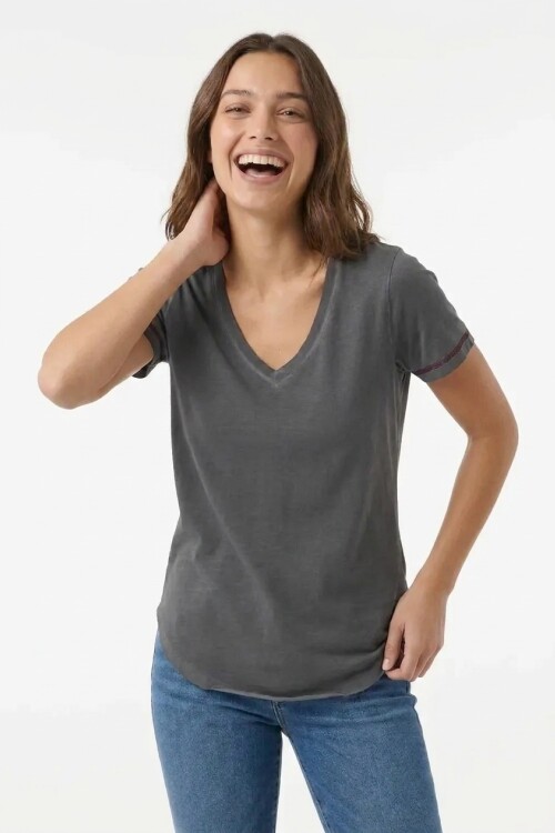 Camiseta m/c escote V lavada GRIS