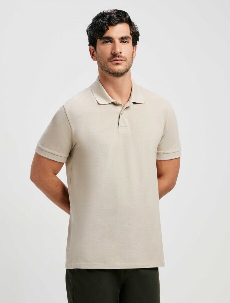 CAMISETA BÁSICA CON CUELLO BEIGE