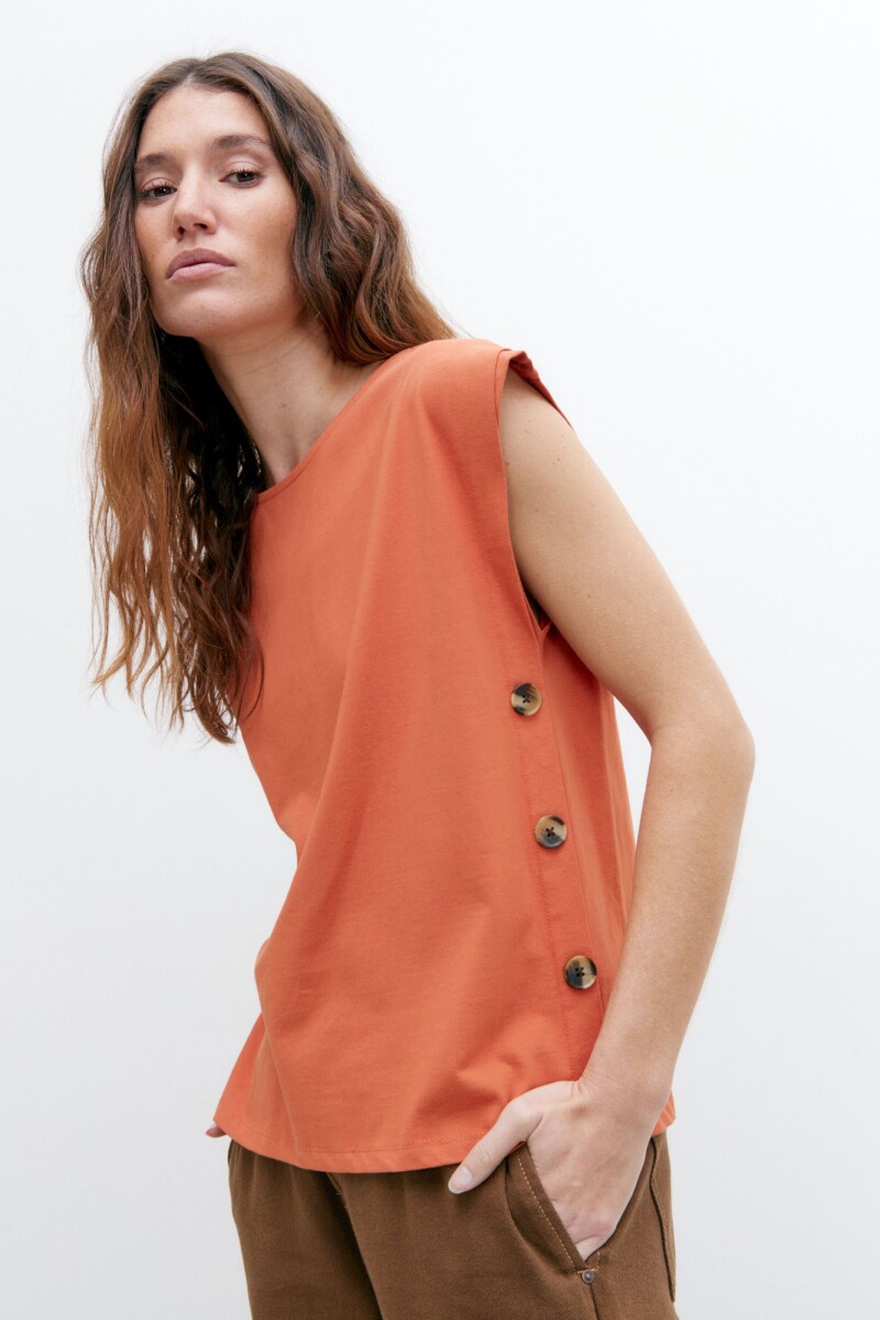 Remera escote base con botones laterales - lacre 