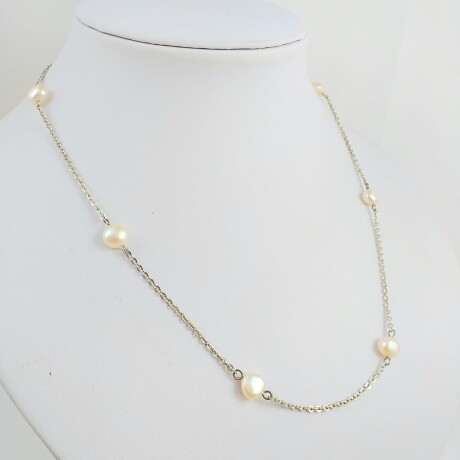 Cadena de plata 925 con 6 perlas de cultivo de 7mm, largo de cadena 45cm. Cadena de plata 925 con 6 perlas de cultivo de 7mm, largo de cadena 45cm.