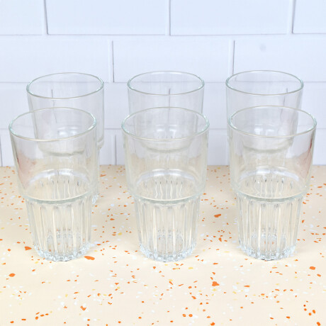 Set de 6 vasos de vidrio altos con base labrada Set de 6 vasos de vidrio altos con base labrada