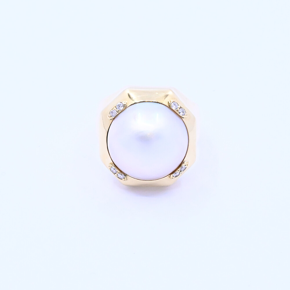 Anillo oro 18k con madre perla y brillantes. Anillo oro 18k con madre perla y brillantes.