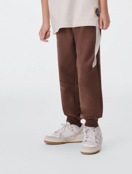 PANTALÓN BABUCHA INFANTIL CON BOLSILLOS MARRÓN