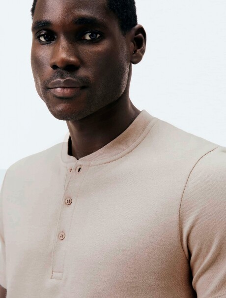 CAMISETA DE CUELLO CON TEXTURA BEIGE