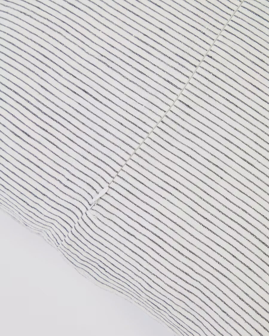 Almohadón Marena 100% lino rayas blanco y negro 45 x 45 cm Almohadón Marena 100% lino rayas blanco y negro 45 x 45 cm