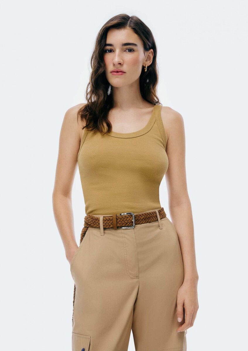 MUSCULOSA BÁSICA SLIM - MARRÓN 