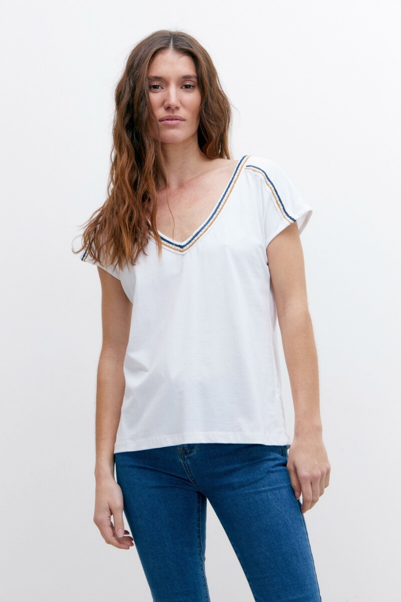 Remera escote V con bordados blanco