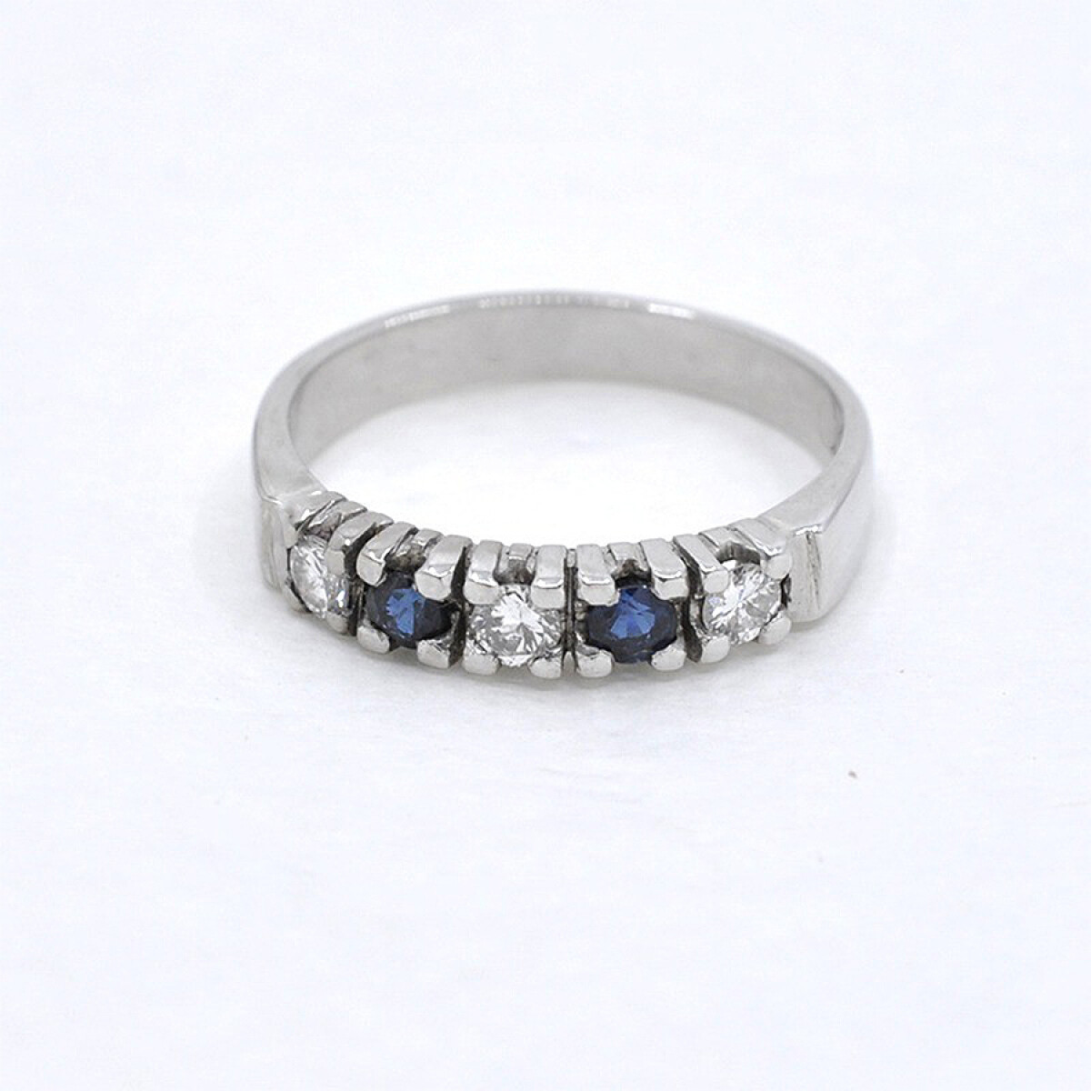 Anillo En Oro Blanco 18K, Brillantes Y Zafiros 