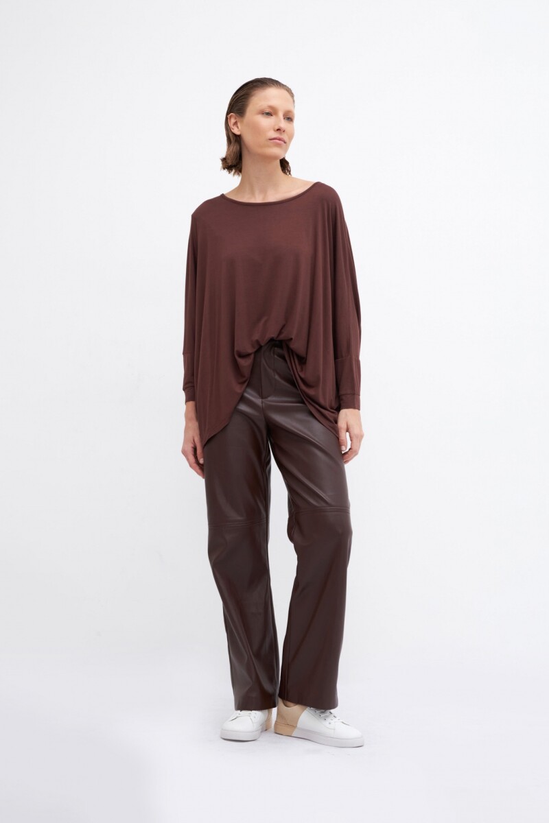 Remera oversize escote a la base chocolate