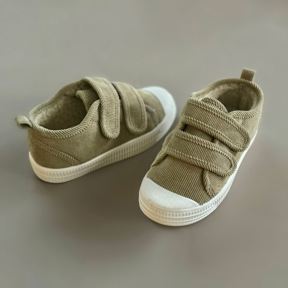 Zapatilla Velcro Corderoy - Khaki 