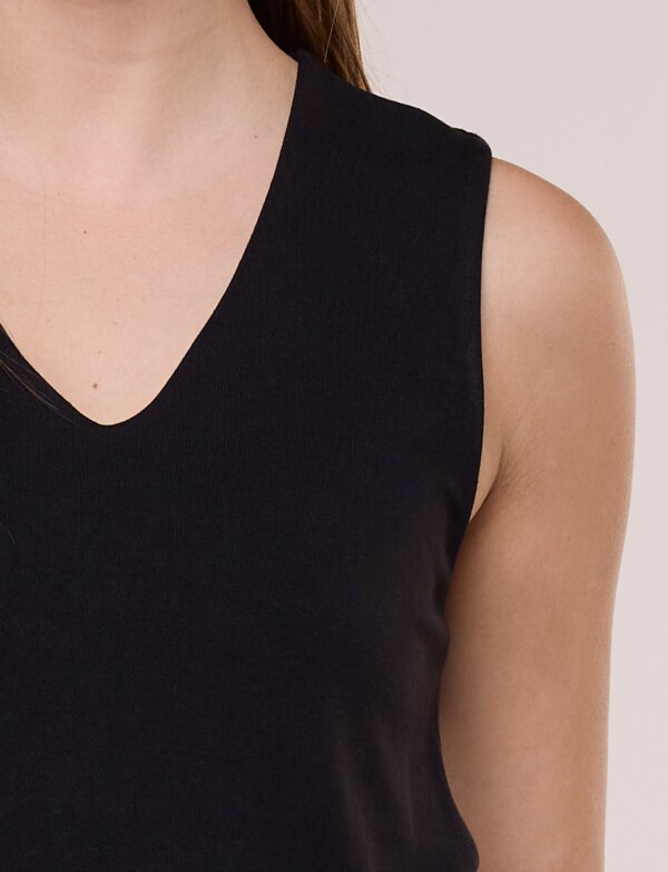 Musculosa Basica Escote V NEGRO