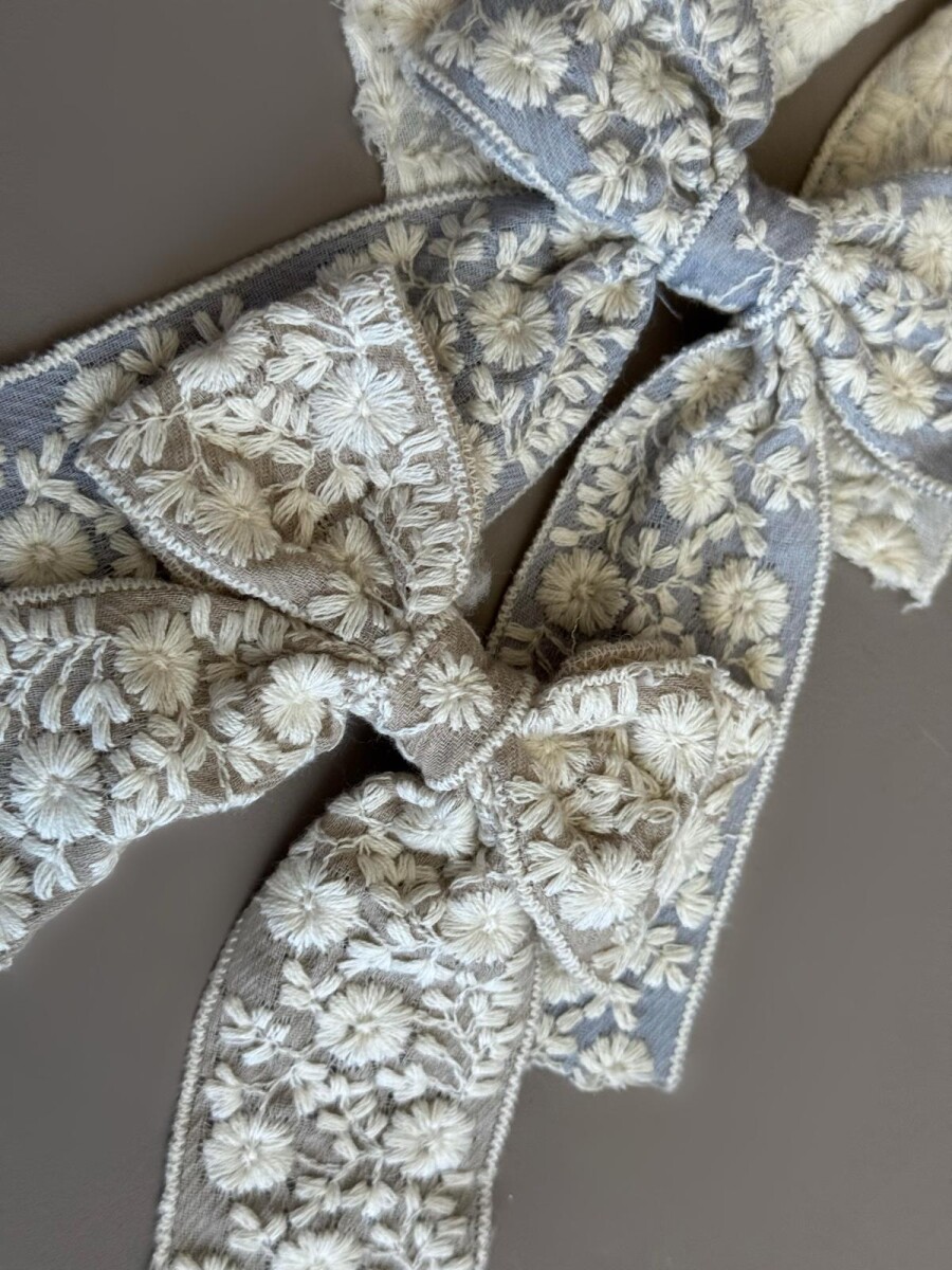 Moña Boho Bordada Con Pinza - Celeste 