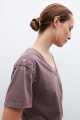 Remera con tachas chocolate