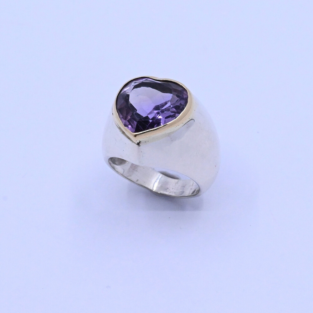 Anillo plata, oro y amatista. Anillo plata, oro y amatista.