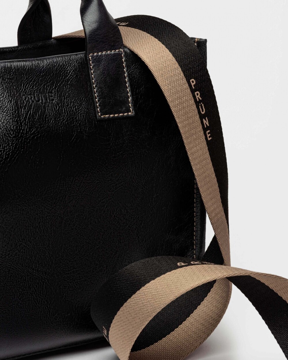 Cartera de Mano Capri En Cuero Liso Negro