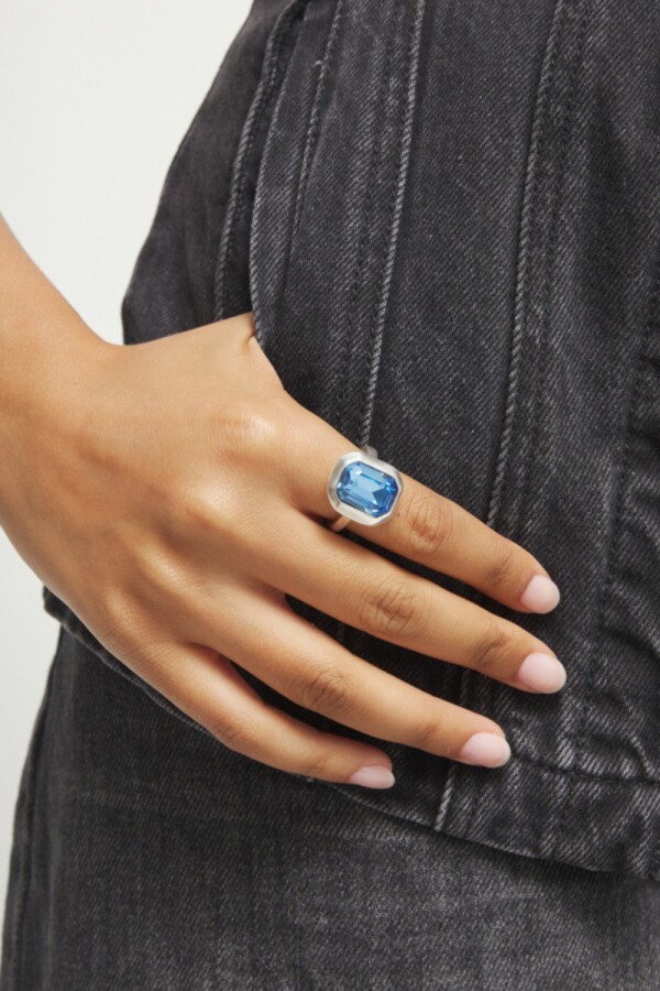 ANILLO DE ALEACIÓN DE METALES BAÑADO EN PLATA DE LEY CON CRISTAL FACETADO AZUL Anillo
