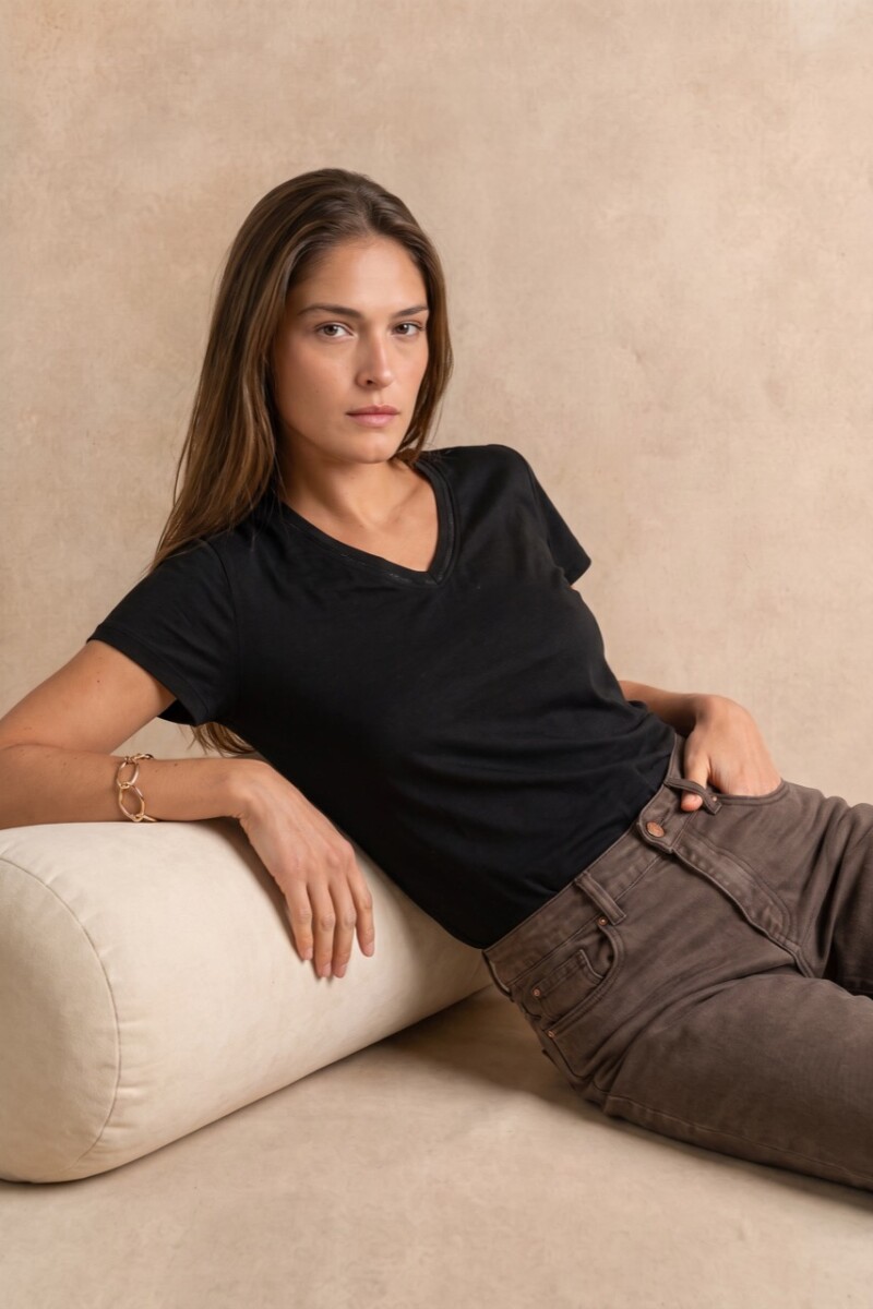 Remera Escote V Algodón Negro