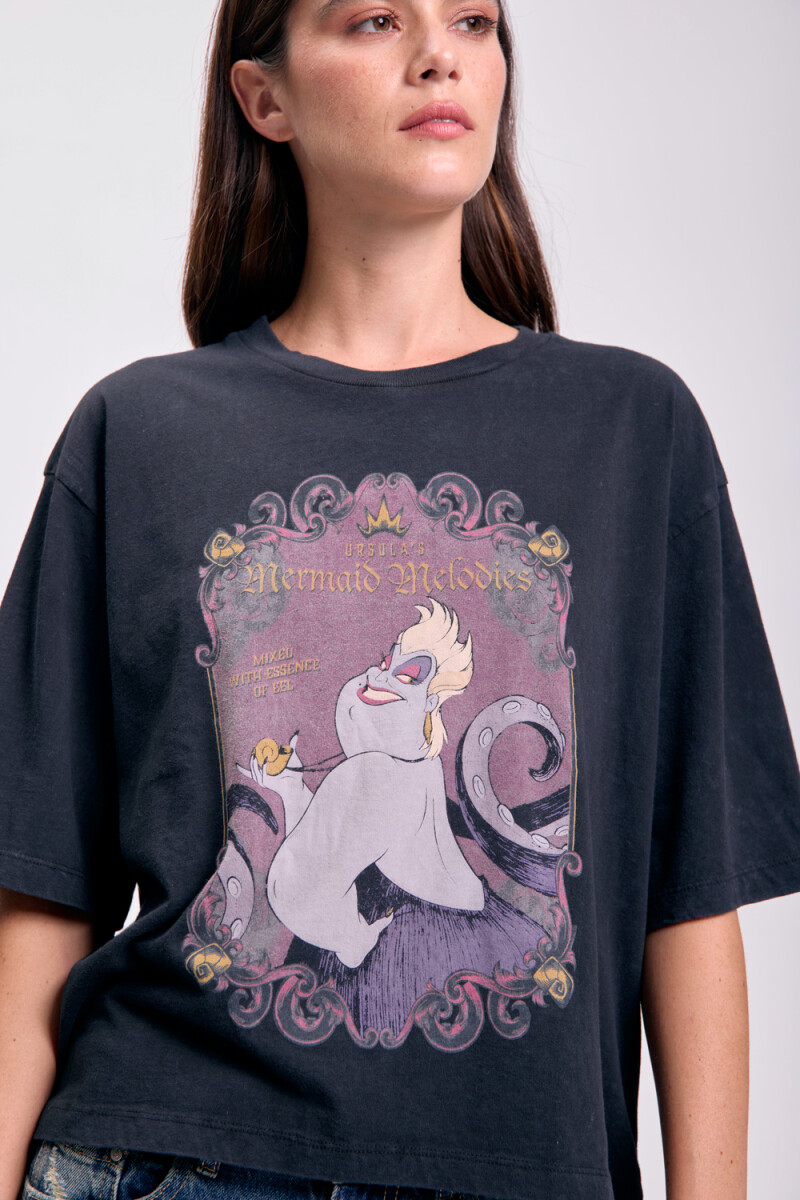 Remera oversize estampa Ursula Negro