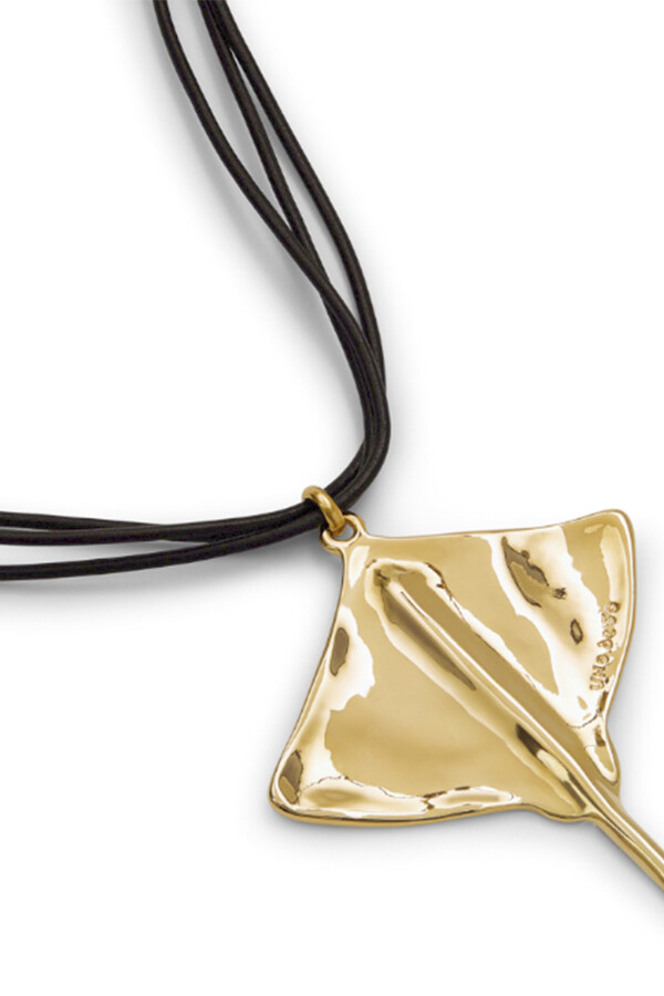 COLGANTE DE CUERO CON ALEACIÓN DE METALES BAÑADO EN ORO 18K CON FORMA DE MANTARRAYA Colgante