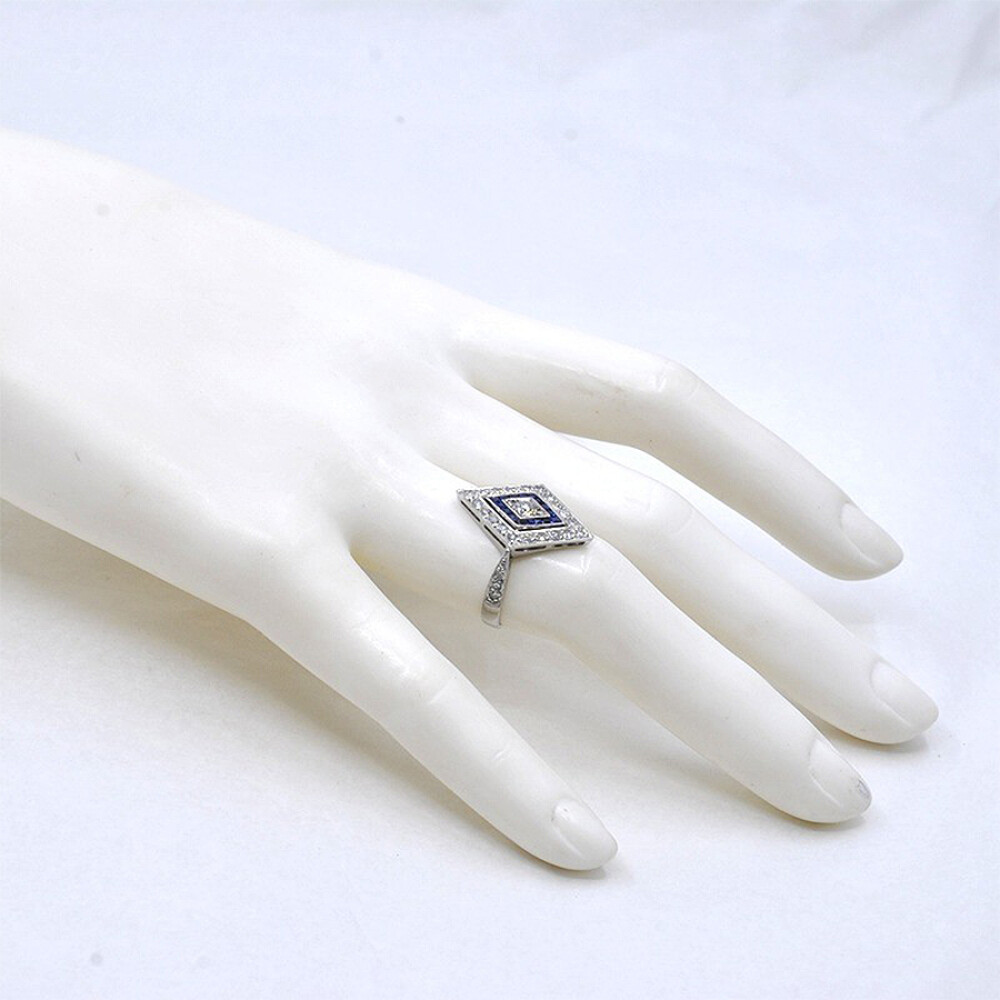 Anillo En Oro 18K, Platino, Brillantes Y Zafiros Sinteticos Anillo En Oro 18K, Platino, Brillantes Y Zafiros Sinteticos
