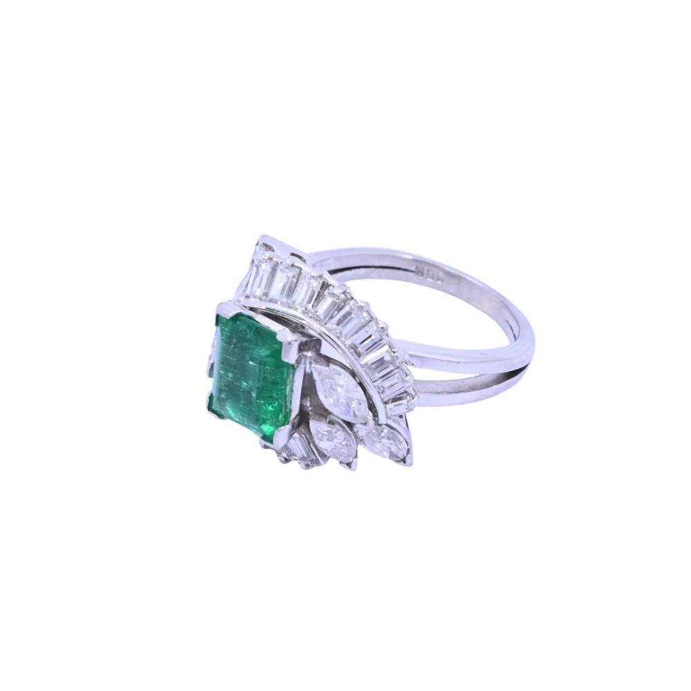 Anillo oro 18 k con esmeralda central brillantes navette y baguette. Anillo oro 18 k con esmeralda central brillantes navette y baguette.