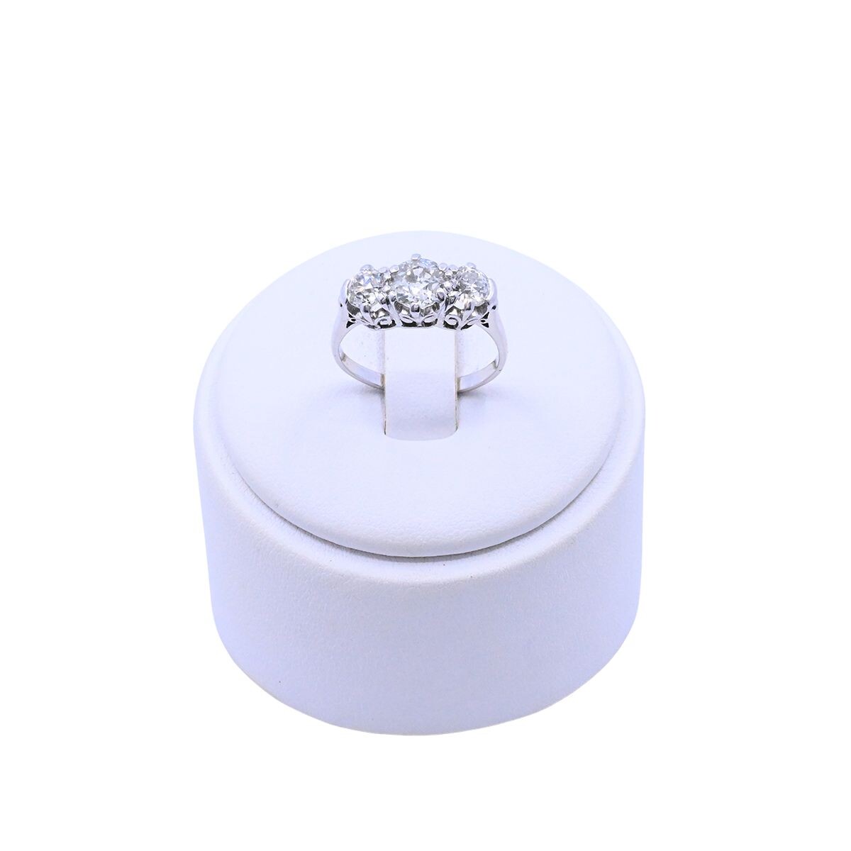 Anillo oro 18k blanco con 3 brillantes 