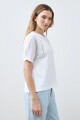 Remera con broderie blanco