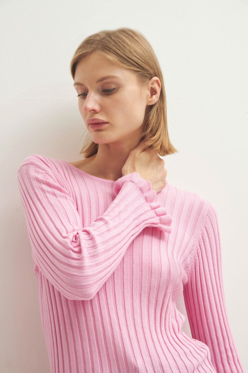 Sweater canalé con volado rosado