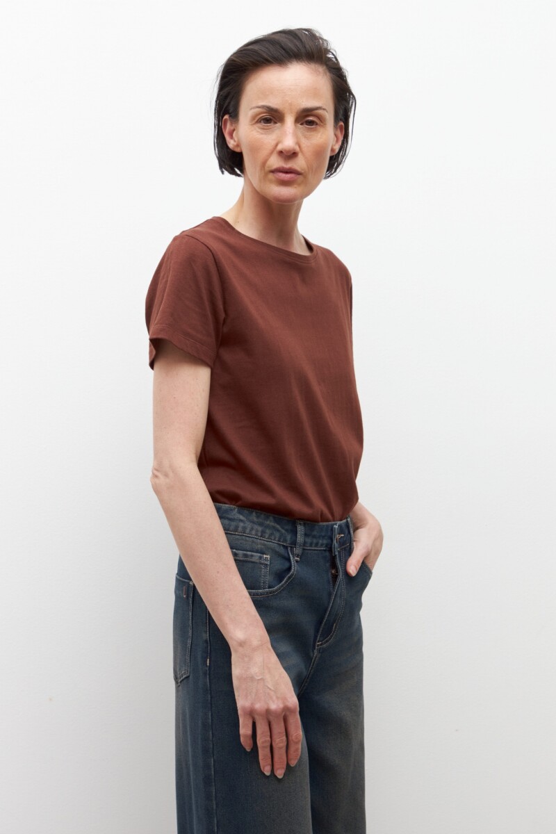 Remera escote a la base chocolate