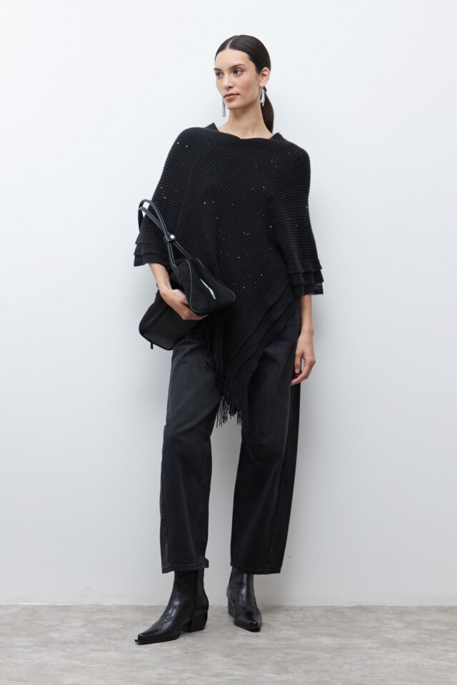 Capa tejida con flecos negro