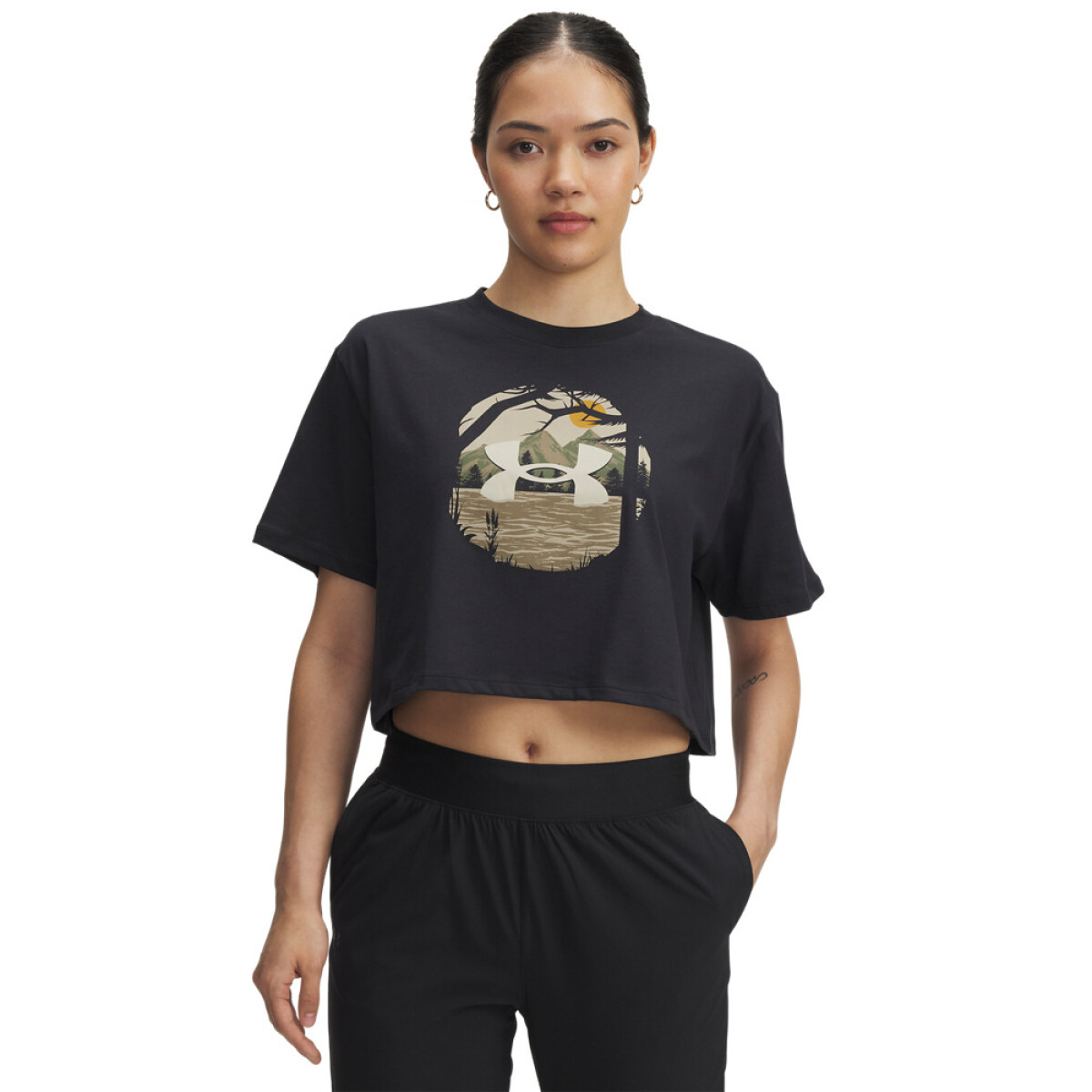 UA W Outdoor Graphic Crop SS-BRN - BLK-001 