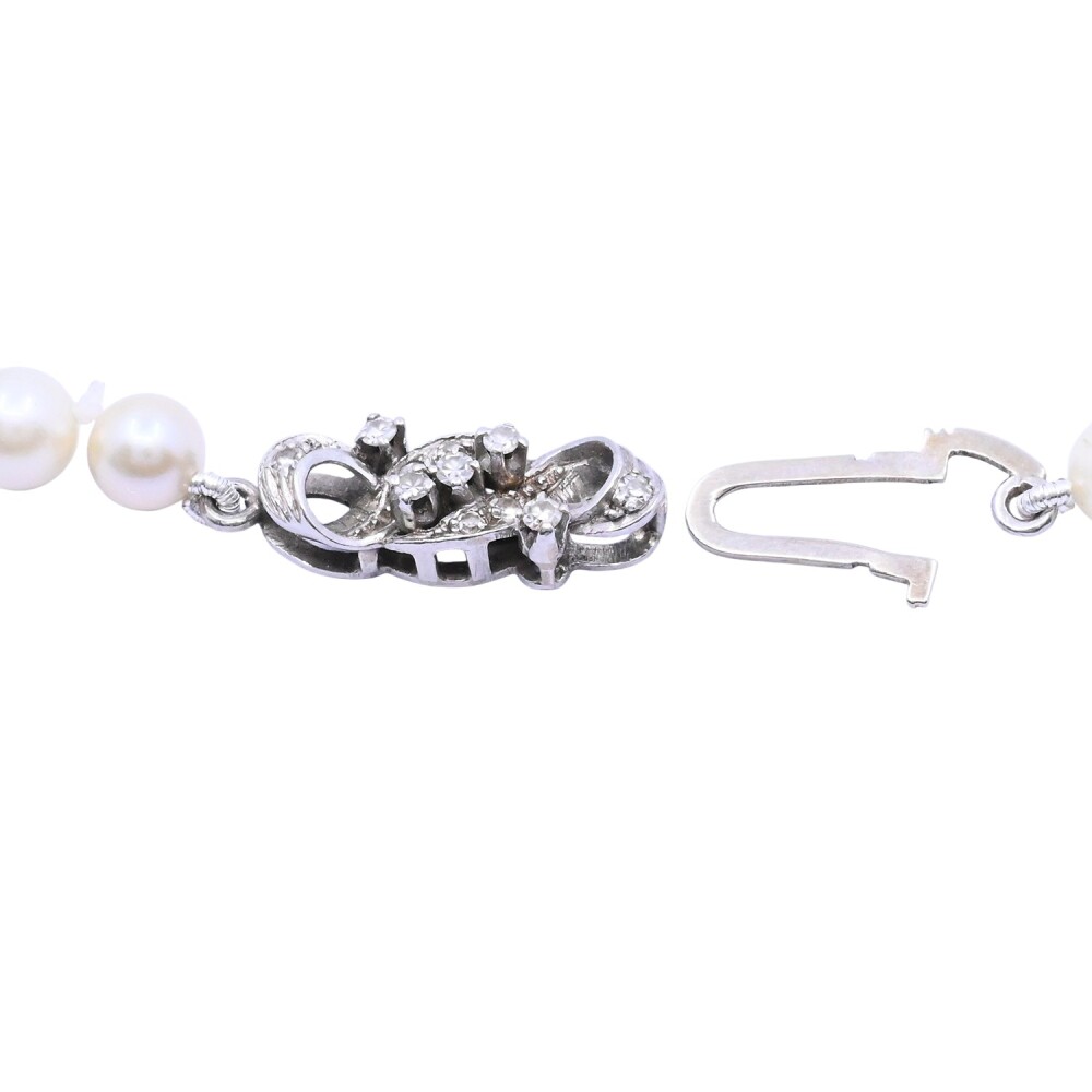 Collar de perlas de cultivo y broche oro 18 k blanco con brillantes. Collar de perlas de cultivo y broche oro 18 k blanco con brillantes.