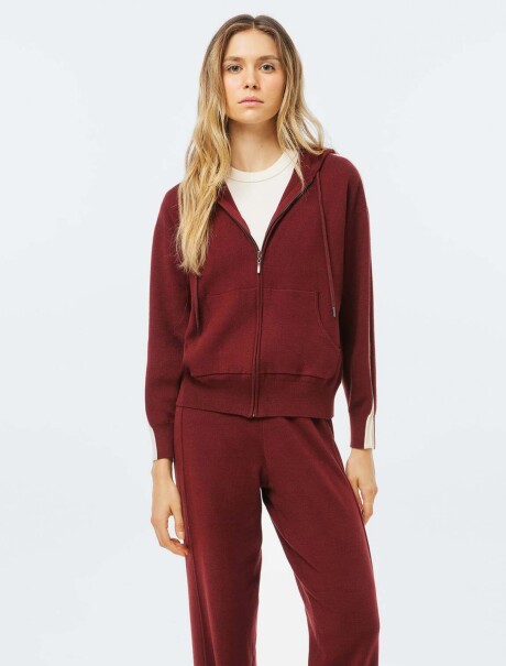 CAMPERA DE PUNTO CON CAPUCHA BORDEAUX