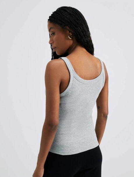 MUSCULOSA BÁSICA EN TELA ACANALADA GRIS