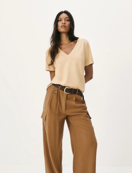 CAMISETA BÁSICA CUELLO EN V AMARILLO