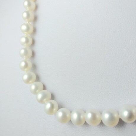 Collar de perlas naturales de río 6 mm a 6 1/2mm con broche de plata mosqueton. Largo 45 cm. Collar de perlas naturales de río 6 mm a 6 1/2mm con broche de plata mosqueton. Largo 45 cm.
