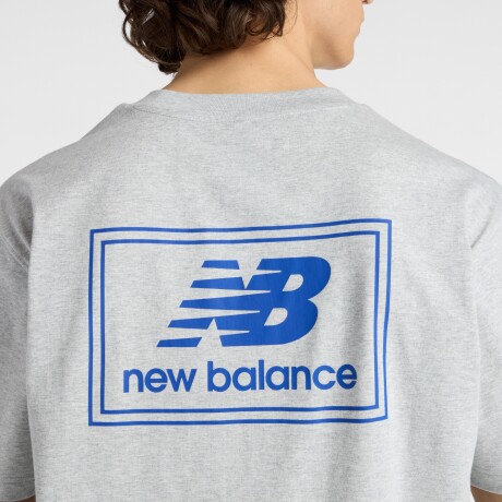 Remera New Balance de Hombre -Woven Label T-Shirt- MT53928AG GREY